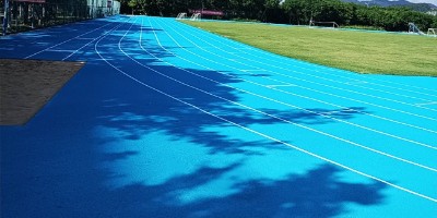 海南三亞海洋學(xué)院混合型塑膠跑道順利完工！【水澤士體育】